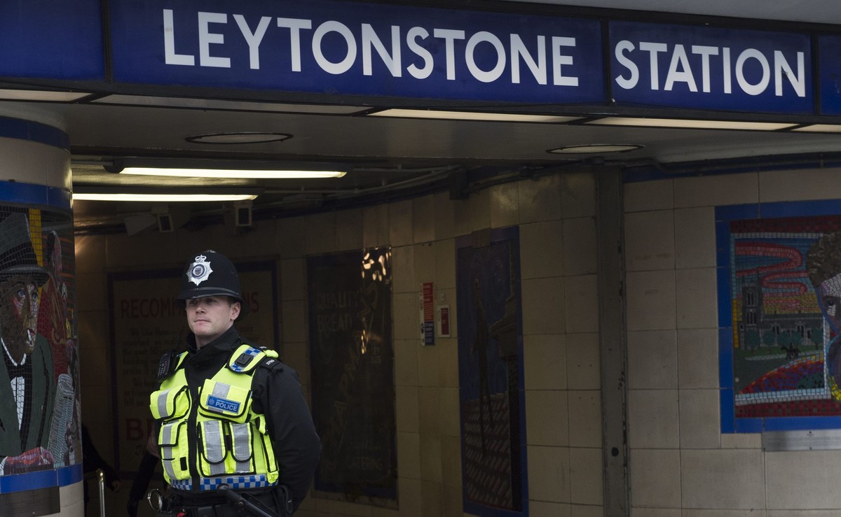 Policjant przed stacją metra Leytonstone w Londynie, gdzie miał miejsce atak nożownika