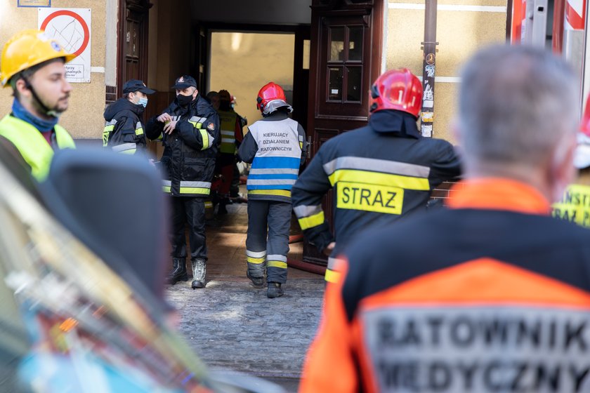 Dramatyczna akcja strażaków w centrum miasta. Helikopter lądował w parku