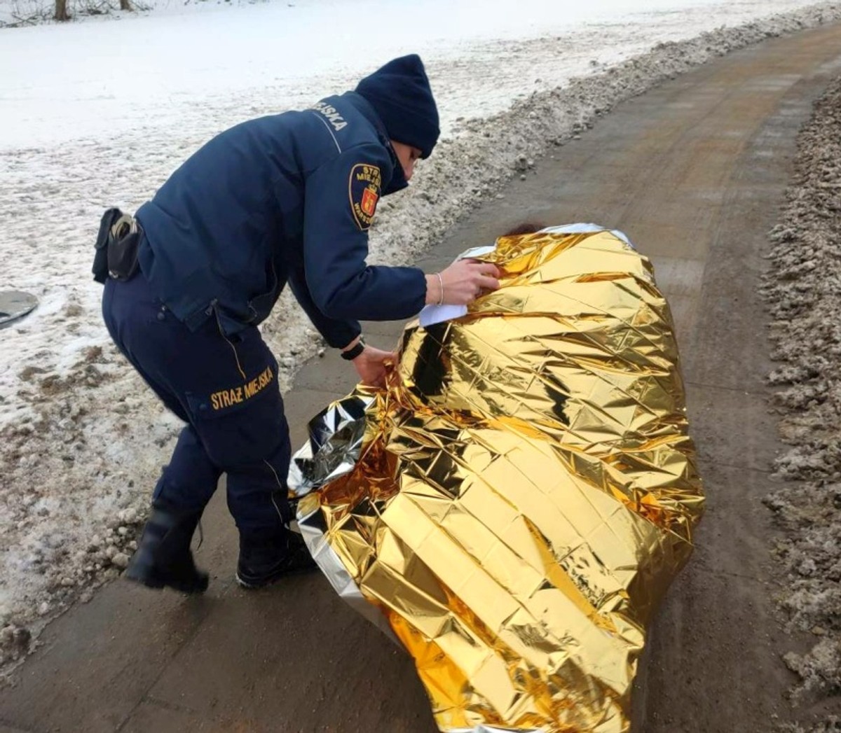 Kobieta klęczała na chodniku i wzywała pomocy