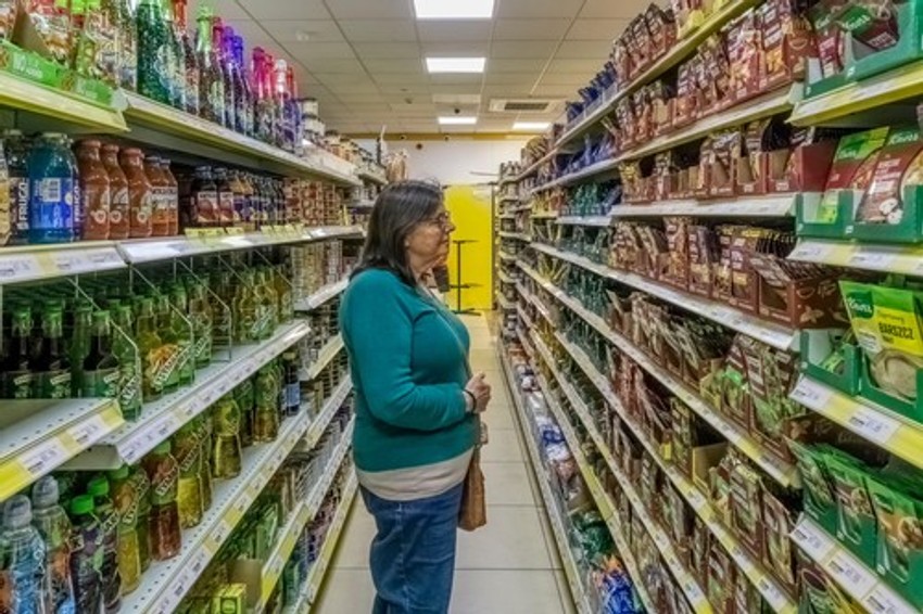 Penzionerka u supermarketu - ilustracija