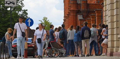 Łódź Mekką turystów? Tego nikt się nie spodziewał. Kolejki stoją do ławeczki Tuwima przy Piotrkowskiej...