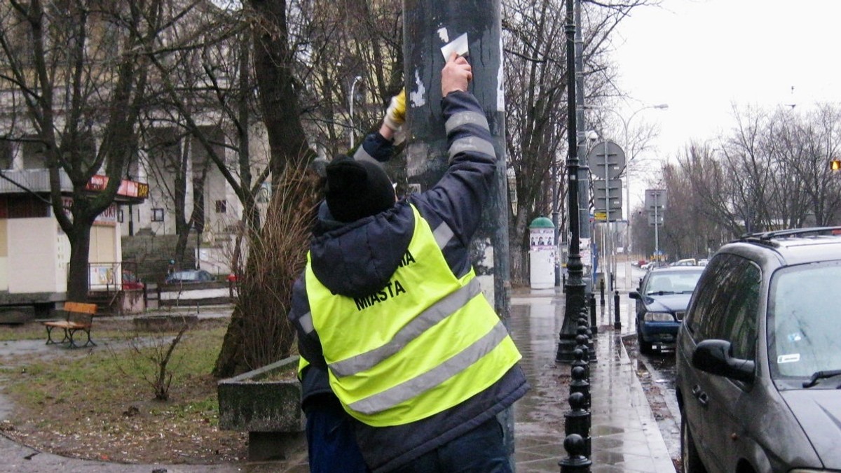 Już po wyborach, liczenie głosów zostało zakończone, oficjalne wyniki podane, trwa konstruowanie nowego rządu. Tymczasem na ulicach miast, w tym Warszawy, wciąż wiszą plakaty kandydatów do Sejmu i Senatu. Stołeczny Zarząd Oczyszczania Miasta przypomina, że komitety wyborcze mają 30 dni na posprzątanie po kampanii. Inaczej będą płacić.