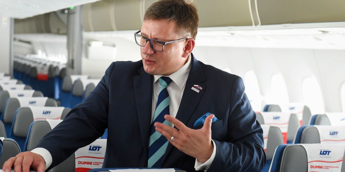 Rafał Milczarski jest prezesem PLL LOT od stycznia 2016 roku. Teraz stoi również na czele Polskiej Grupy Lotniczej