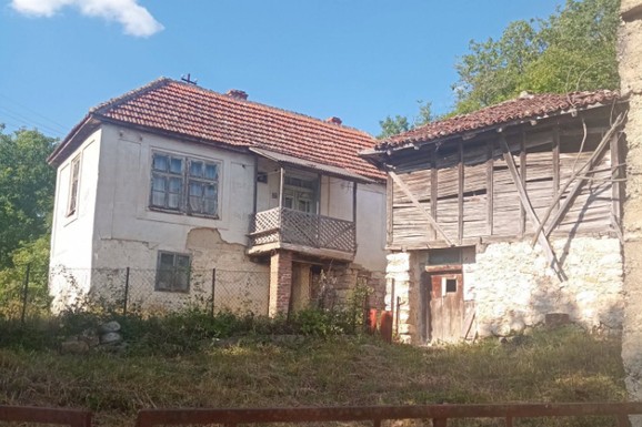 Samo 15 minuta od jedne od najpoznatijih banja u Srbiji prodaje se kuća sa velikim placem za 15.000 evra: Dobijate dom, imanje i mir u prirodi