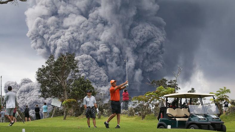 Ludzie grający w golfa mimo erupcji wulkanu Kilauea