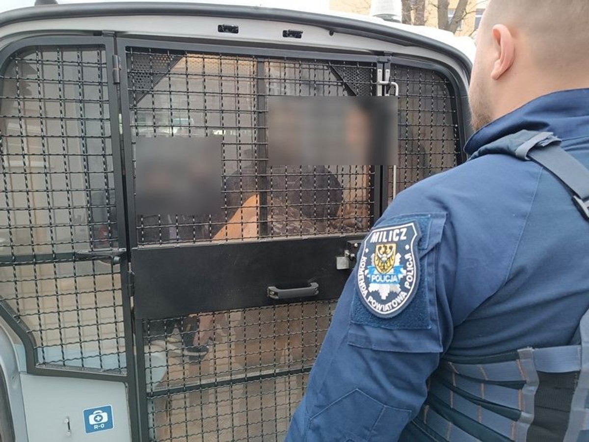 Konduktor wyprosił go z pociągu i się zaczęło. Przerażające sceny przed dworcem