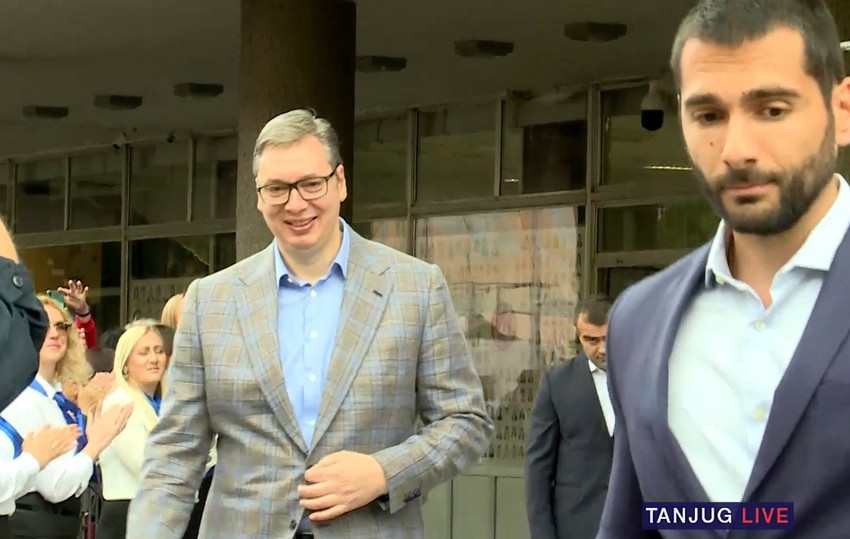 Vučić je došao na Trg nešto posle 18 sati
