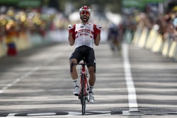 Thomas De Gendt po długiej ucieczce i samotnym finiszu wygrał ósmy etap Tour de France