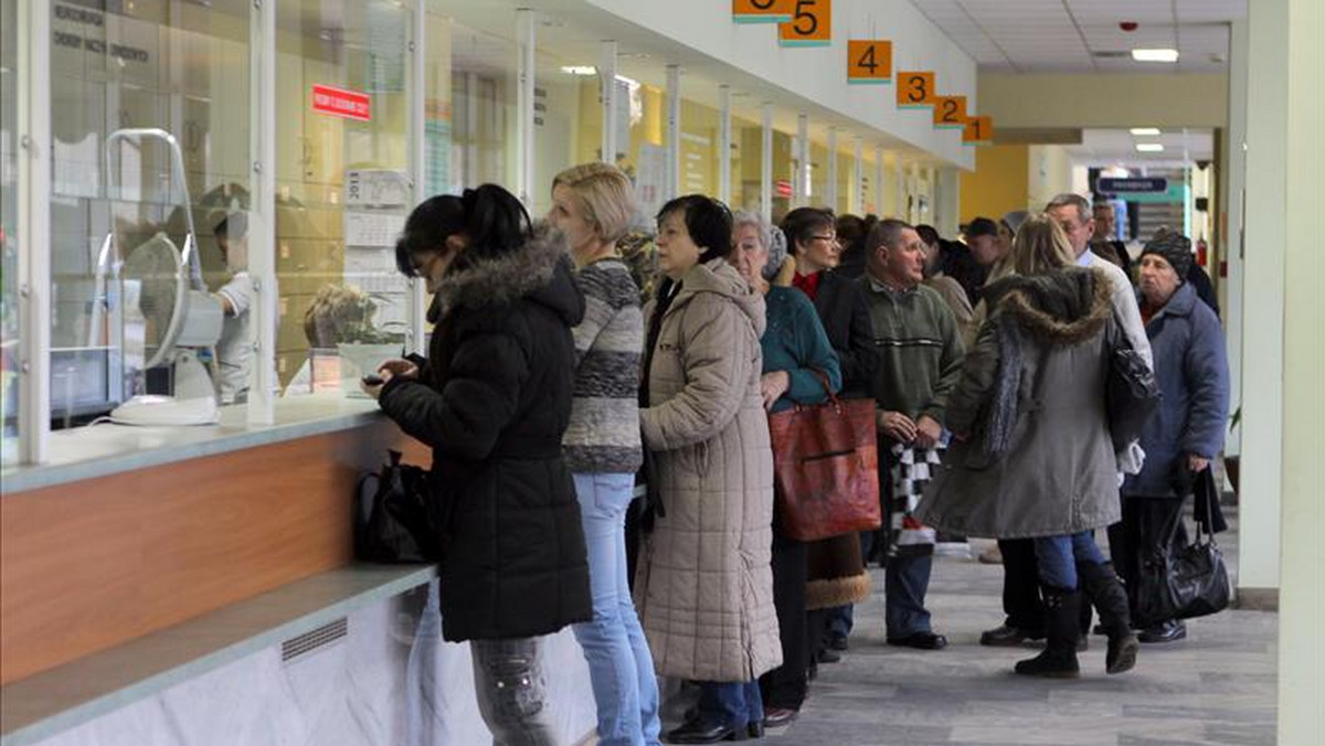 Nowy rok dla lekarzy oznacza też nowe kontakty, i niestety nowe limity. A te już dają znać o sobie. Minął zaledwie tydzień 2013 roku, a chorzy już ustawili się w kolejkach. Trzeba być naprawdę zdrowym człowiekiem, by móc doczekać na wizytę u lekarzy niektórych specjalności.