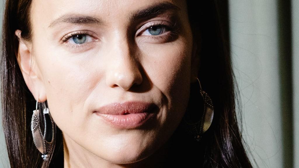 Irina Shayk egy szál fehérneműben érkezett meg Cannes-ba, mégis tarolt