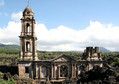 
San Juan Parangaricutiro - kościół wyrastający z popiołów i lawy; jedyna pamiątka po wsi pochłoniętej przez erupcję wulkan Paricutin
