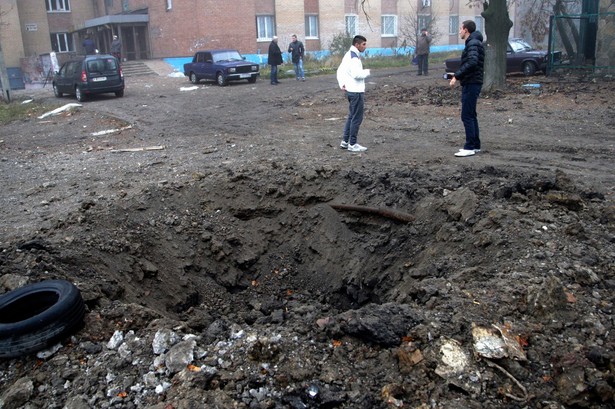 Kolumna pojazdów jedzie do Doniecka. Armaty, kałasznikowy, czołgi...