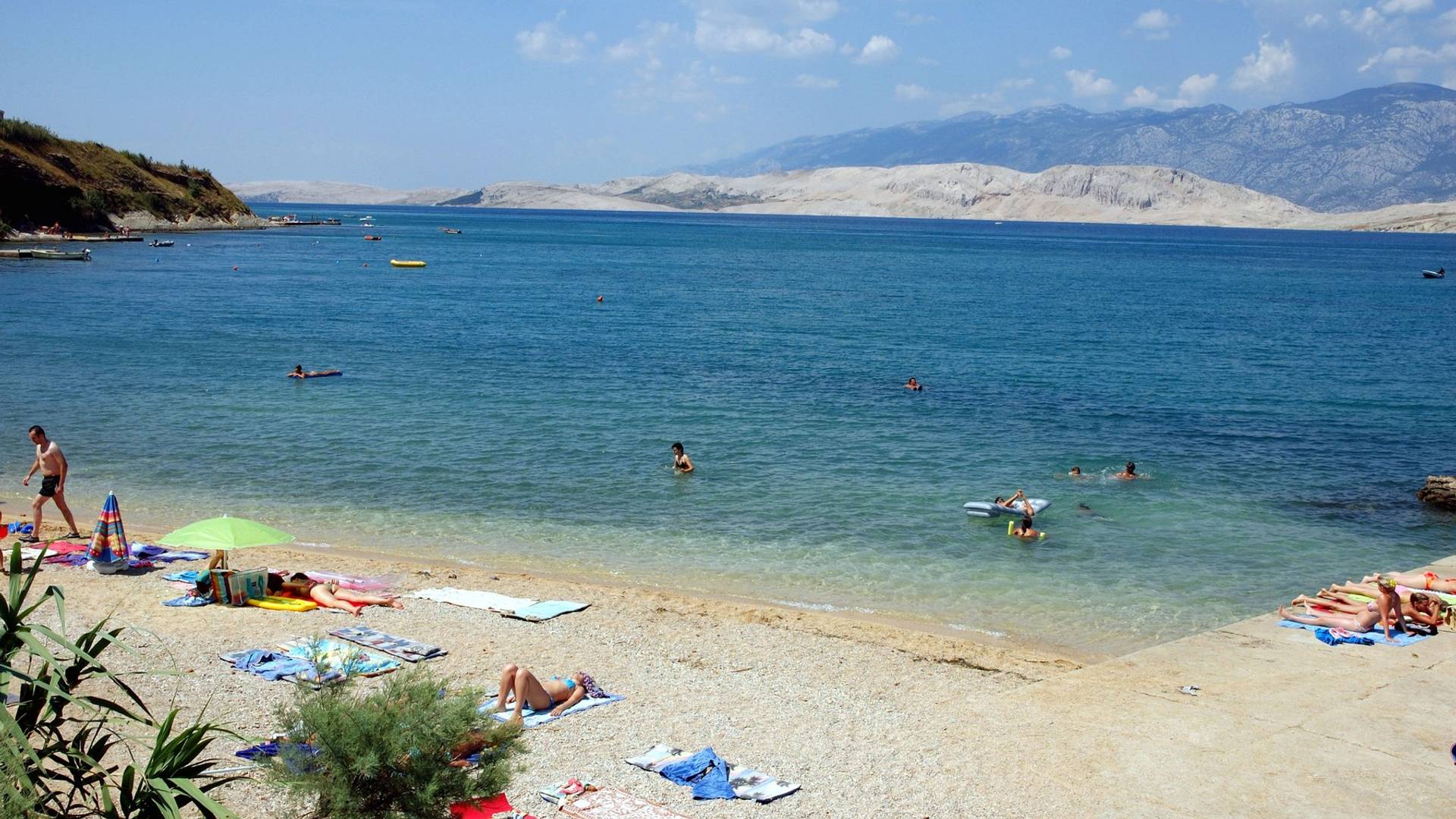 Turisti u šoku gledaju lika koji pluta Dalmacijom na dušeku u obliku penisa - ovo je hit