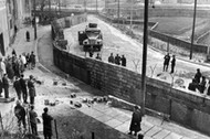 Mur berliński Na zdjęciu naprawiony fragment po udanej ucieczce ciężarówką, kwiecień 1963 r.