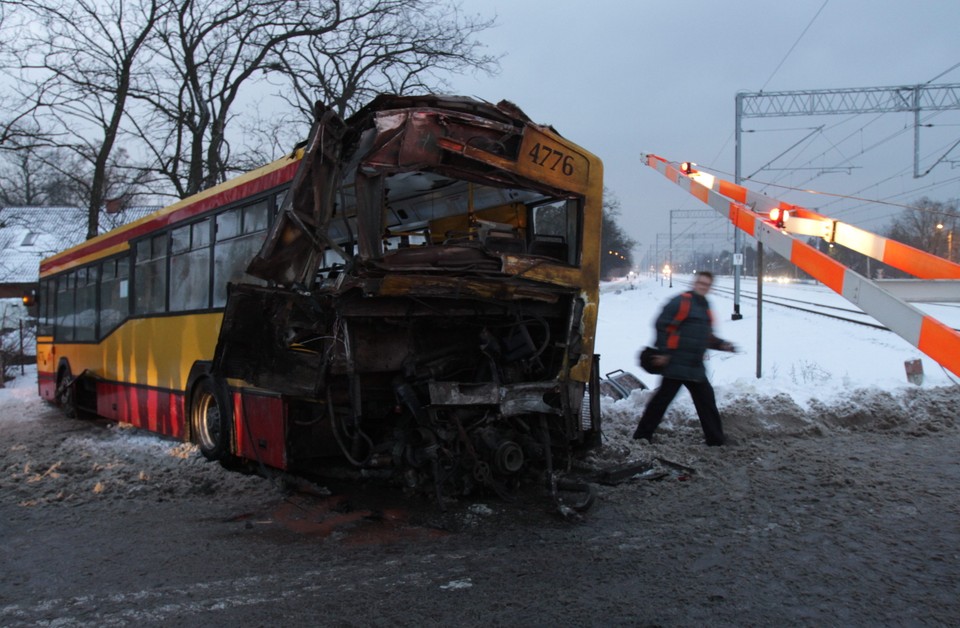 WARSZAWA WYPADEK ZDERZENIE POCIĄGU Z AUTOBUSEM