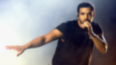 Drake skrytykowany po tym, jak pocałował na scenie nieletnią fankę