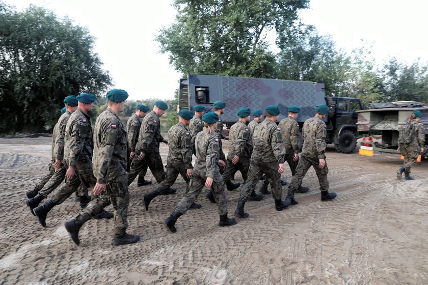 Awaria W Warszawskiej Oczyszczalni ścieków Sprzęt Do Stawiania Mostu Pontonowego 8488