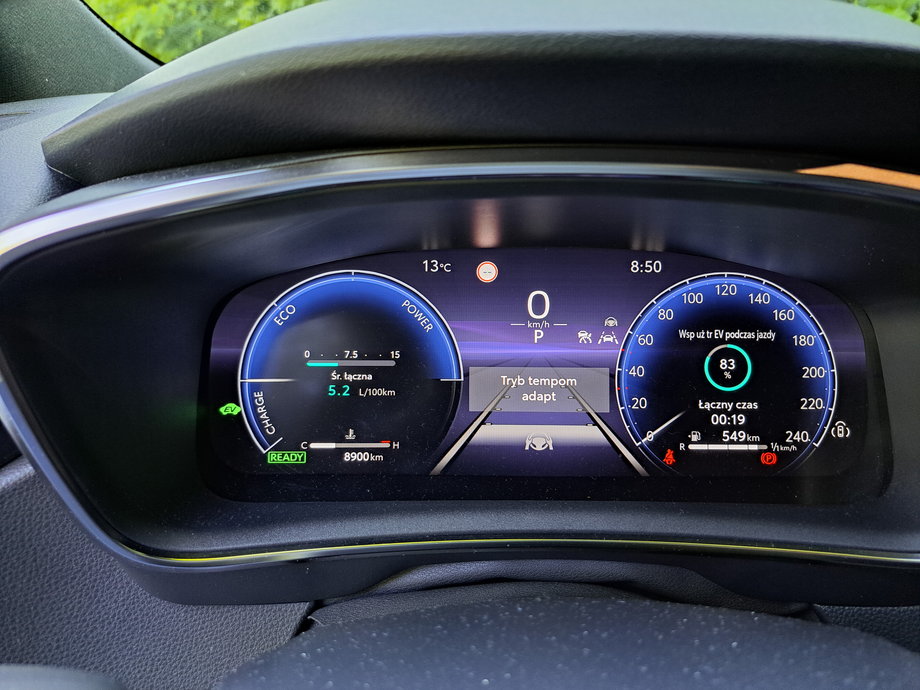 Toyota Corolla Hybrid Touring Sports ma też cyfrowe wskaźniki. Możliwości zmiany tego, co widzimy w miejscu "zegarów" nie są jednak zbyt duże.
