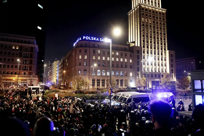 Tłum protestujących przed TVP