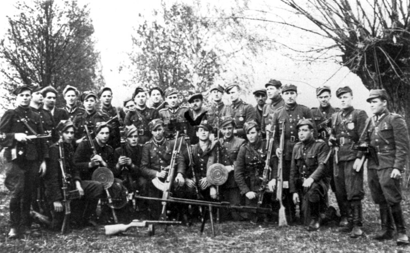 Żołnierze Wyklęci - zdjęcia w umundurowaniu polowym.