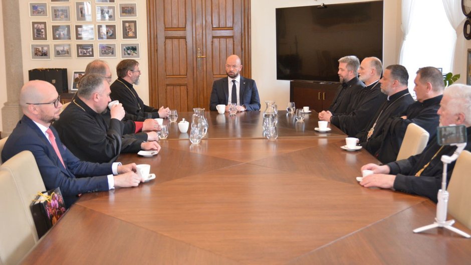 Abp Szewczuk i biskupi podczas spotkania z prezydentem Wrocławia Jackiem Sutrykiem, fot. UKGK