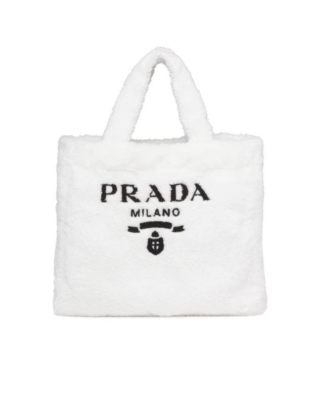 Tote bag en tissu éponge doux avec version maxi du logo emblématique Prada, CHF 1390. 