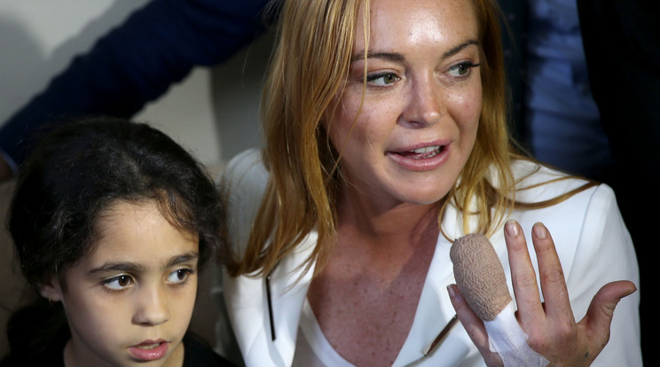 Így varrták vissza Lindsay Lohan újját - Fotó: Northfoto