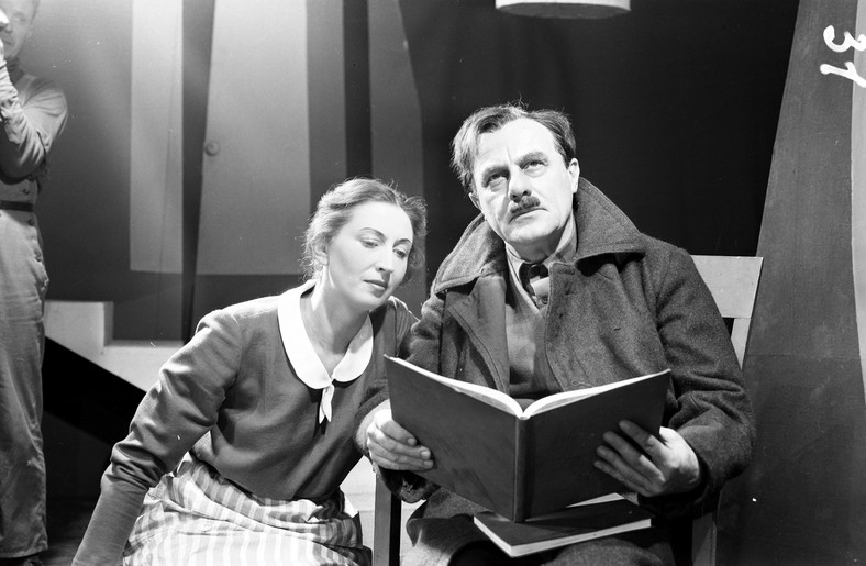 Halina Kossobudzka i Władysław Krasnowiecki w spektaklu "Niewiele brakowało" (1956)