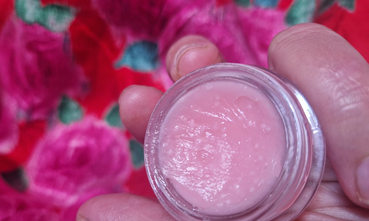 Żadna pomadka nie może równać się z tą maską do ust. "Gęściutka i lepka, zawsze waham się, czy ją zjeść, czy jednak nie"