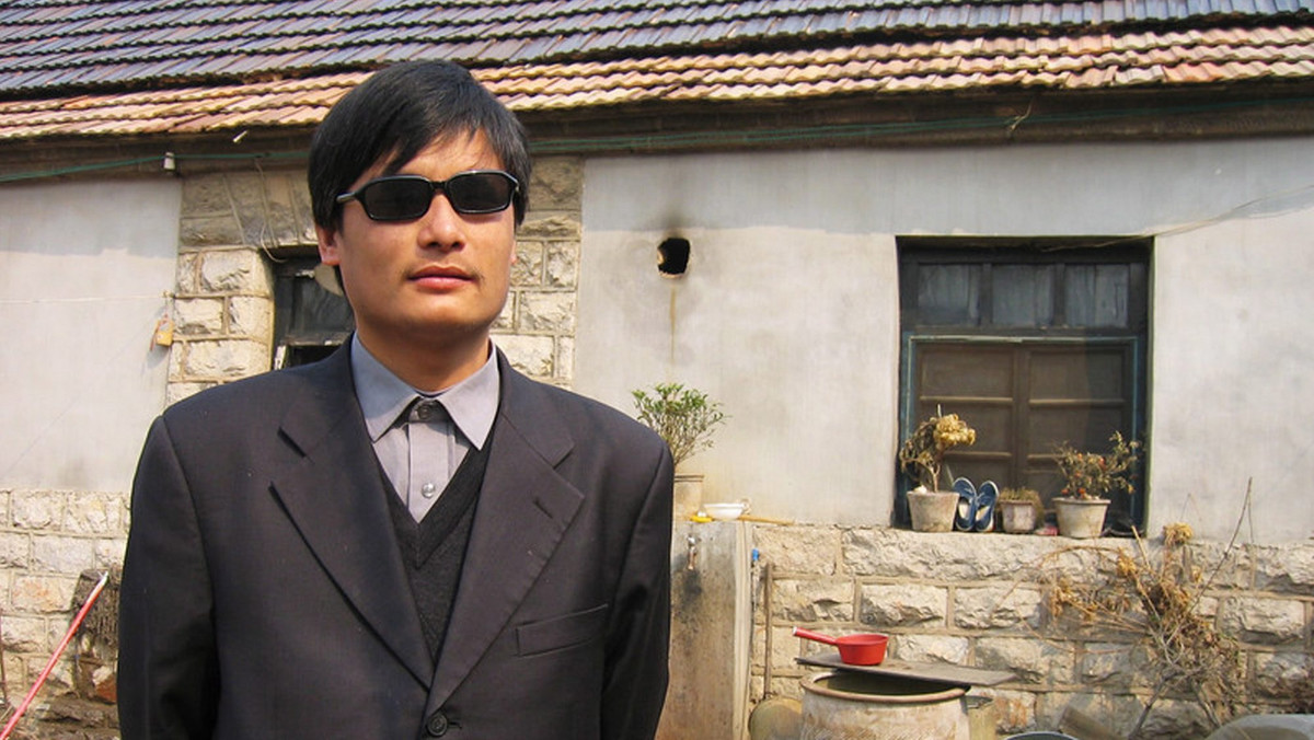 Ambasador USA w Pekinie powiedział w czwartek, że nie było żadnych nacisków na niewidomego chińskiego dysydenta Chen Guangchenga, by opuścił amerykańską placówkę.