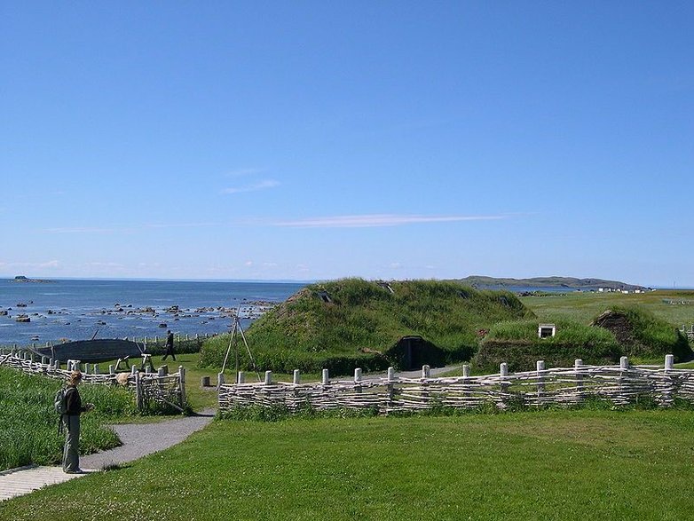 Rekonstrukcja skandynawskich zabudowań z L'Anse aux Meadows, fot. Dylan Kereluk from White Rock, CC BY-SA 2.0)