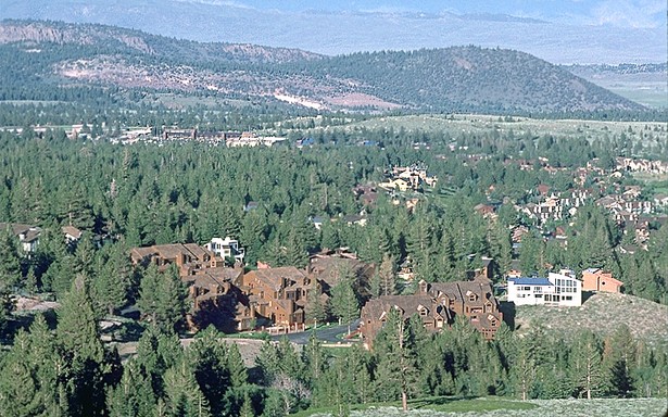 Widok na Mammoth Lakes, Kalifornia, USA. Źródło: United States Geological Survey Long Valley Observatory website, domena publiczna