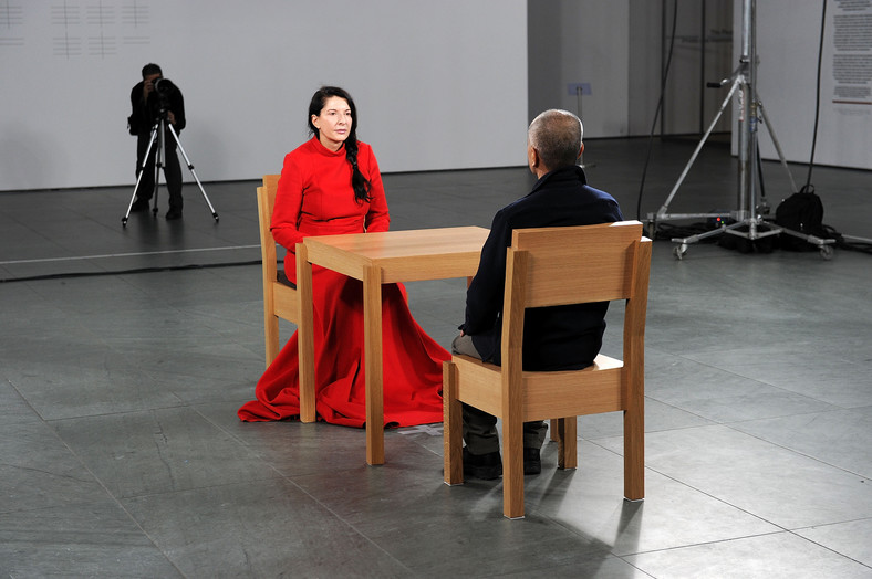 Marina Abramović podczas "The Artist is Present" ("Artysta jest obecny")