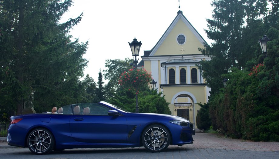 BMW M850i cabrio ma prawie 5 metrów długości i długą, płaską maskę, co dodaje mu majestatycznego charakteru. 