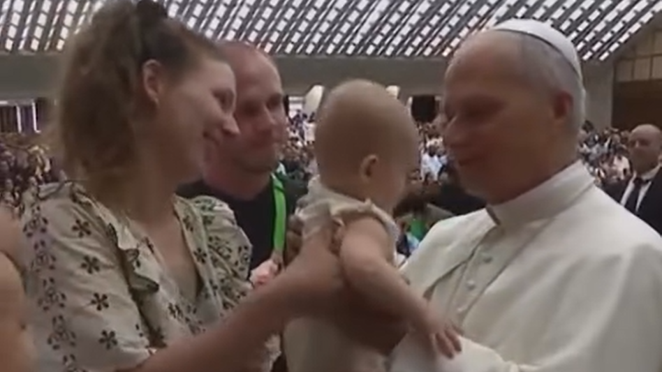 Pápež Lev XIV. si počas generálnej audiencie vzal na ruky dievčatko, ktoré ho nechcelo pustiť.