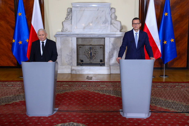 Premier Mateusz Morawiecki (P) i wicepremier Jarosław Kaczyński (L) podczas konferencji prasowej