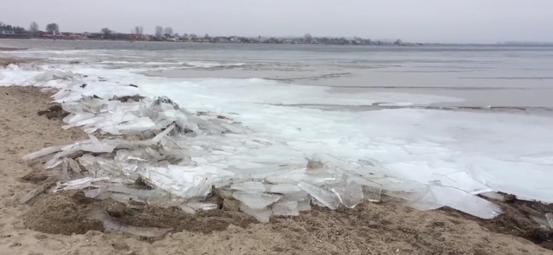 Ogromna siła morza i wiatru - kra wbiła się w plażę