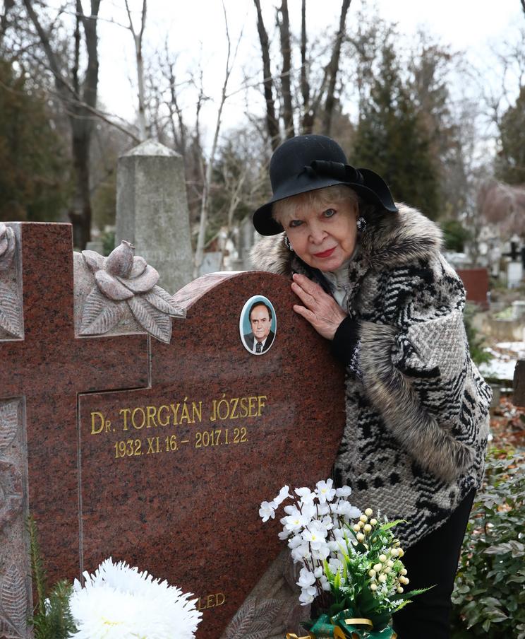 Csak a halál választhatta el Torgyán Józsefet Cseh Máriától, akiazóta minden születésnapján ki-megy a sírjához /Fotó: Grnák László