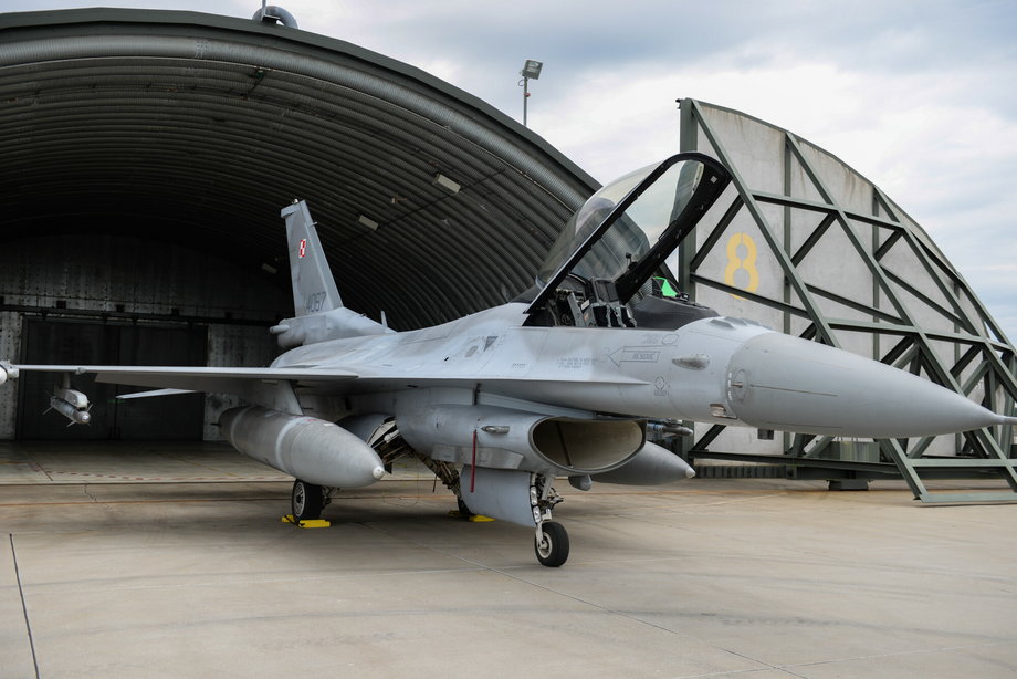 W 2003 r. zakupiono 48 samolotów wielozadaniowych F-16.