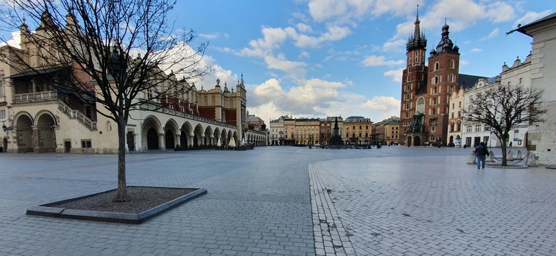 Bezdomni, biegacze i dostawcy jedzenia. Ponury obraz pustego Krakowa