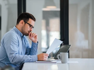 Inwestor powinien być dobrze poinformowany i wiedzieć, jakie są trendy makroekonomiczne, jak oceniane są poszczególne aktywa oraz znać tzw. sentyment rynku