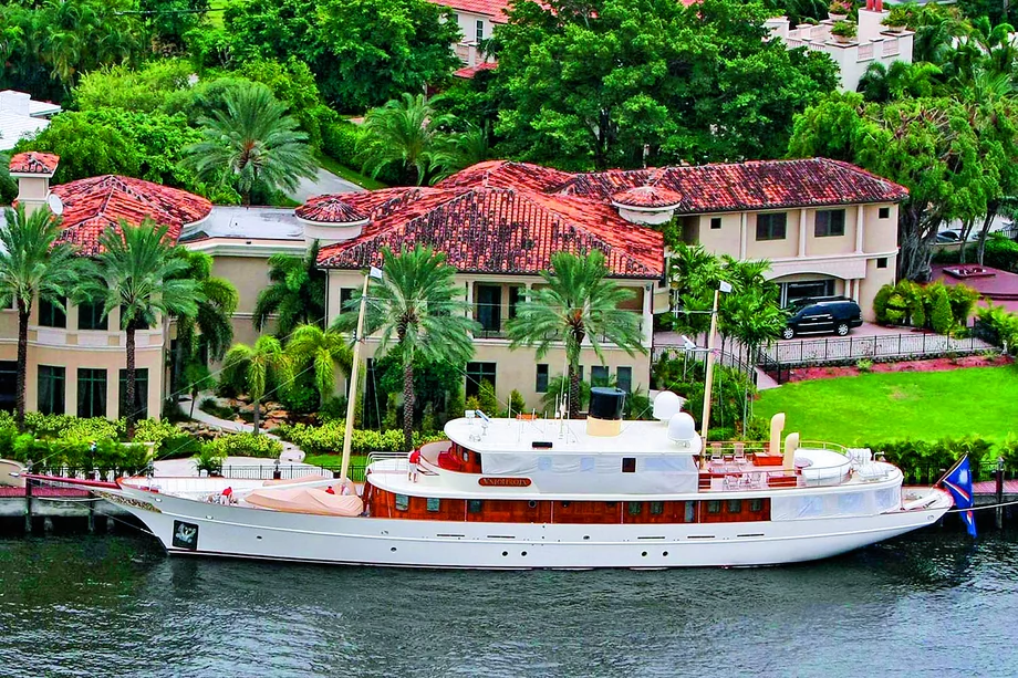 Johnny Depp w 2006 r. kupił za 33 mln dol. 47-metrowy jacht „Vajoliroja”, którego nazwa stanowi połączenie pierwszych liter imion córki, syna i… byłej żony aktora, Vanessy Paradis.