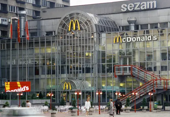 Pierwszy polski McDonald's w latach 90. i dziś. Przez 30 lat zmieniło się nie tylko wnętrze