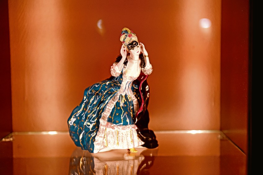 Carski porcelen - figura Dama s maskom