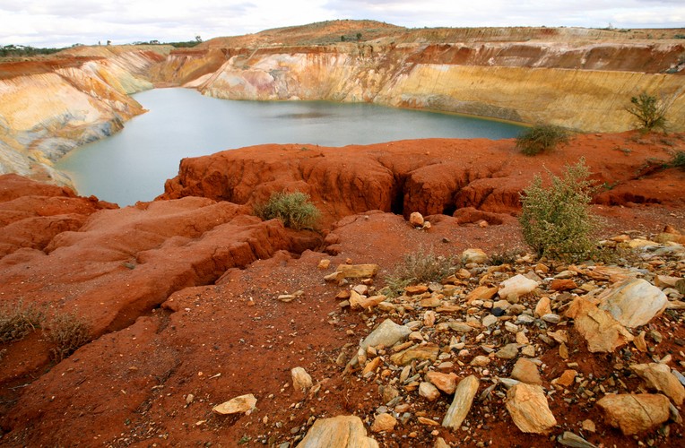 Prognozy cen złota 2014<br>Według prognoz Goldman Sachs, pod koniec 2014 roku <b>cena złota</b> spadnie do 1 050 dol. za uncję (20 grudnia kosztowało 1204 dolary). Już w zeszłym miesiącu bank stwierdził, że wyprzedaż złota w przyszłym roku to „pewniak”, w miarę postępowania ożywienia w amerykańskiej gospodarce. Z tych przewidywań wynika, że powinniśmy pozbyć się złota jak najszybciej (jeśli teraz mamy takie aktywa) i przez najbliższy rok trzymać się od niego z daleka. Na zdjęciu odkrywkowa kopalnia złota.