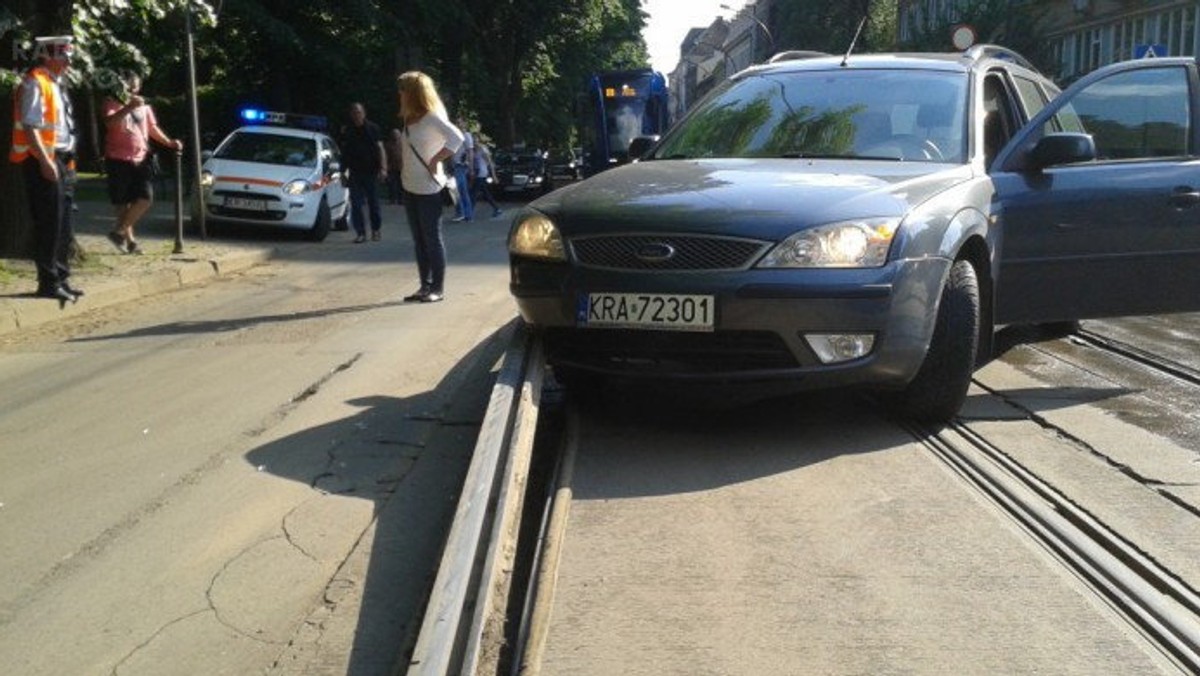 Za najechanie na wybrzuszoną szynę tramwajową można dostać odszkodowanie. Tak samo, jak za wjechanie w dziurę. Tego typu przypadki w Krakowie się zdarzają. W poniedziałek na ulicy Dunajewskiego z szyną spotkały się aż dwa auta.