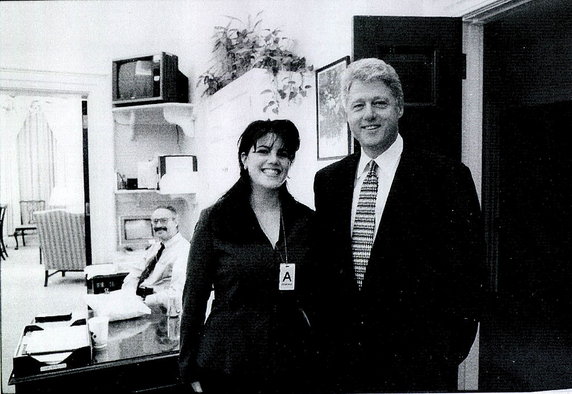 Romanse, którymi żyła opinia publiczna: Monika Lewinsky i Bill Clinton (na zdjęciu z 1998 r.)