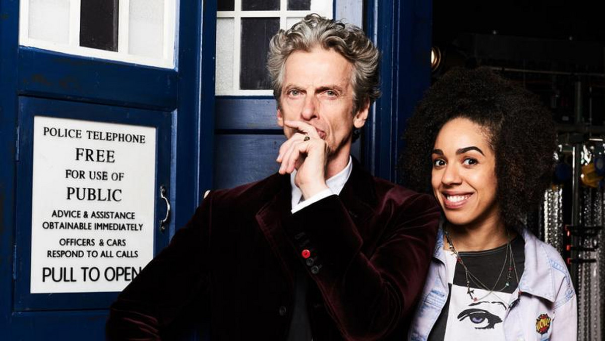 Peter Capaldi powraca! Aczkolwiek tylko po to, żeby się pożegnać. Lecz pierwszy odcinek dziesiątego sezonu - który po polsku wyemituje jesienią kanał BBC HD - pozwala mieć nadzieję, że Doktor Who szykuje iście wybuchowy finał.