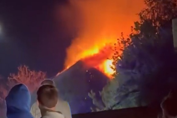 VELIKI POŽAR U CENTRU PANČEVA Vatra izbija iz krova objekta: Na terenu su vatrogasci , građani u STRAHU prate borbu sa vatrenom STIHIJOM (FOTO, VIDEO)