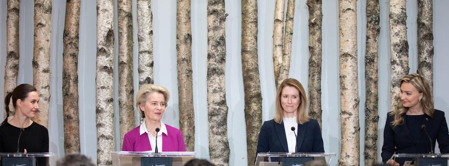 Konferencja prasowa czterech polityczek: przewodniczącej Komisji Europejskiej Ursuli von der Leyen, premierek Finlandii i Estonii Sanny Marin i Kaji Kallas oraz wicepremierki Szwecji Ebby Busch. 